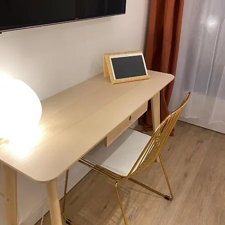 Au Chant Des Oiseaux - Gare