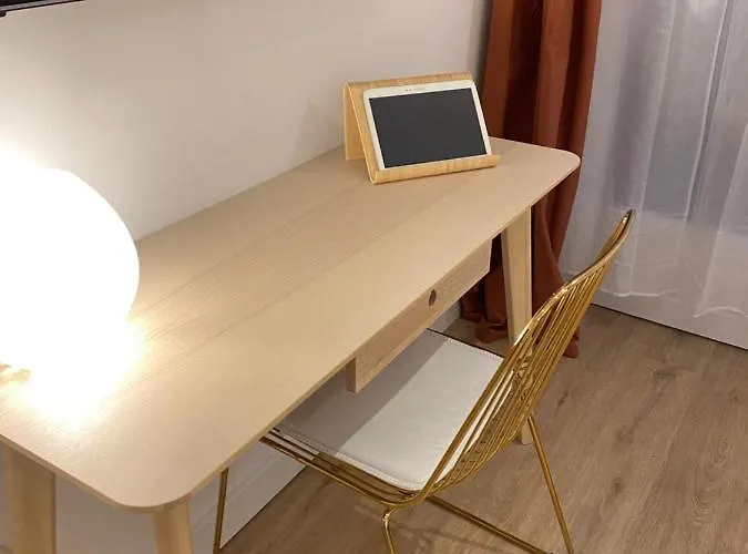 Au Chant Des Oiseaux - Gare